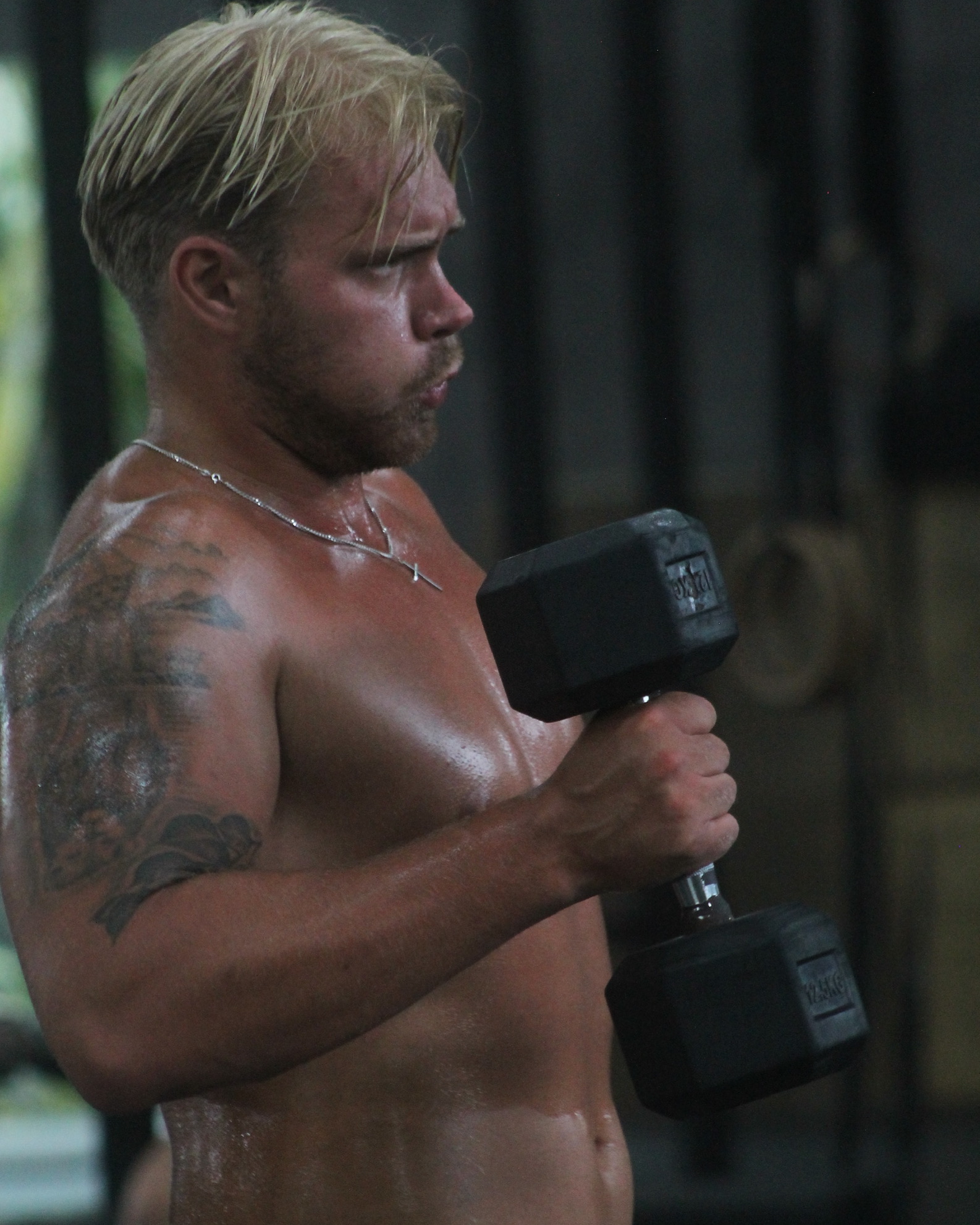 Melwin Widesand training with dumbbells